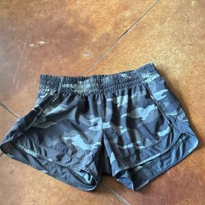 Athleta Mesh Racer Run Camo Athletic Shorts size XS 4 inch length